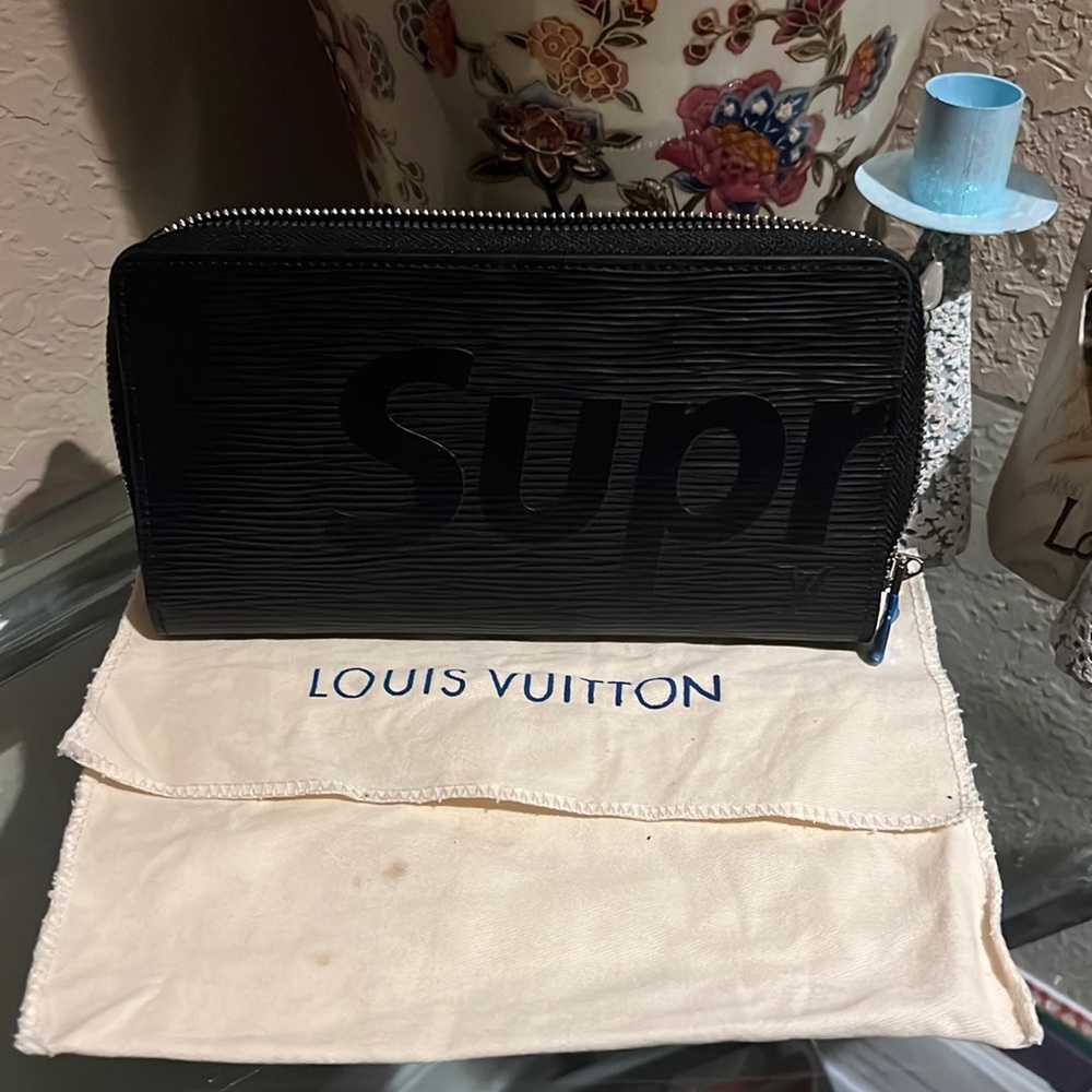 Large rectangular women wallet  black textured printed supreme between 2 sides